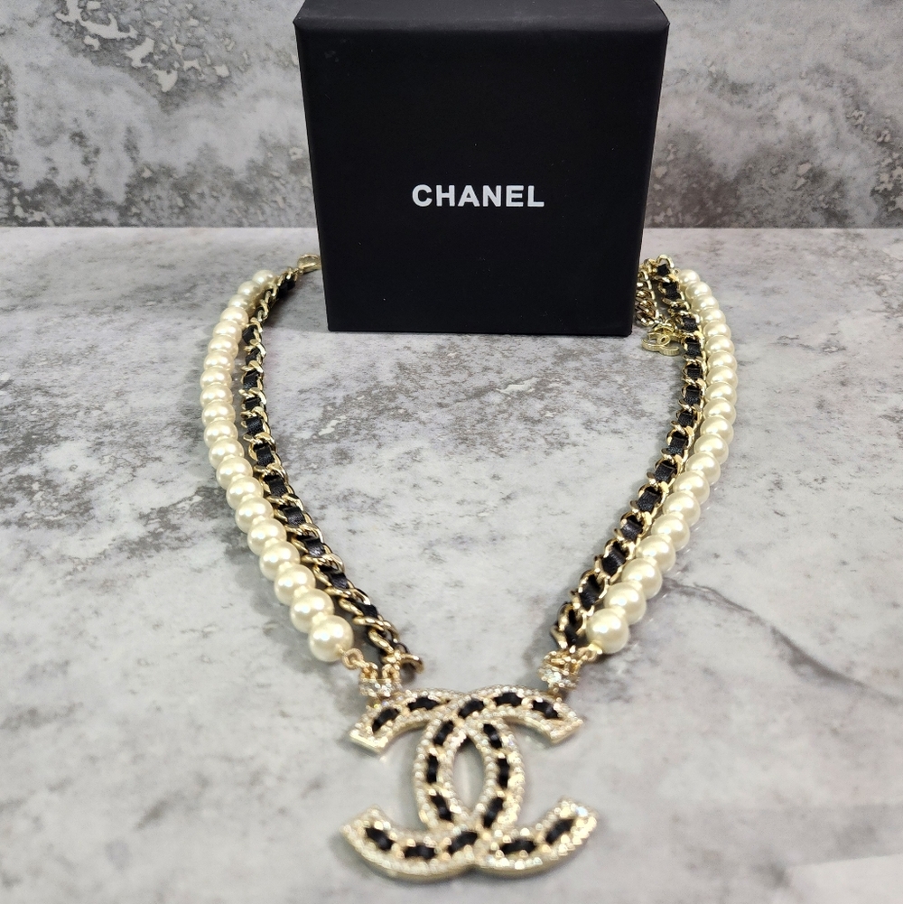 Chanel Beautiful Pearl & Chain CC Logo Necklace in White and Gold ✨️ - Picture 4 of 12